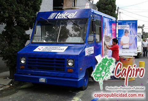 Producción e instalación de material publicitario para Telcel en plazas comerciales y flotilla