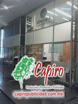 Producción e instalación de material publicitario en centros comerciales para Zentrika. Publicidad a lo grande. Contáctanos.