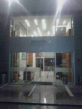 Producción e instalación de material publicitario en centros comerciales para Zentrika. Publicidad a lo grande. Contáctanos.
