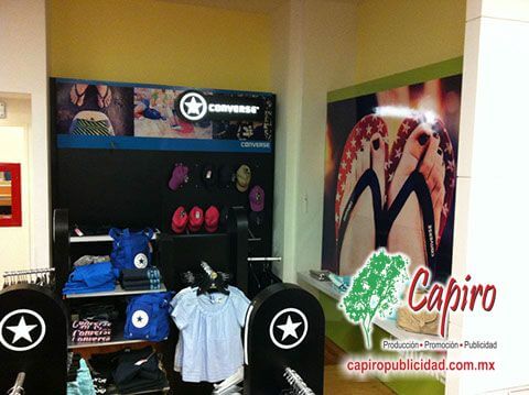 Producción e instalación de material publicitario en centros comerciales para la marca Converse.
