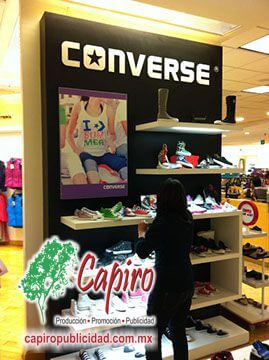Producción e instalación de material publicitario en centros comerciales para la marca Converse.