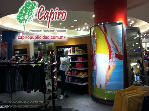 Producción e instalación de material publicitario en centros comerciales para la marca Converse.