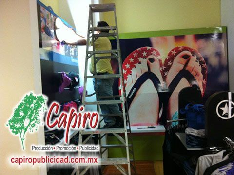 Producción e instalación de material publicitario en centros comerciales para la marca Converse.