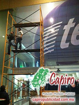 Producción e instalación de material publicitario para Telcel en plazas comerciales y flotilla