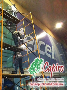 Producción e instalación de material publicitario para Telcel en plazas comerciales y flotilla