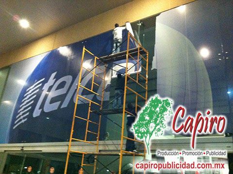 Producción e instalación de material publicitario para Telcel en plazas comerciales y flotilla