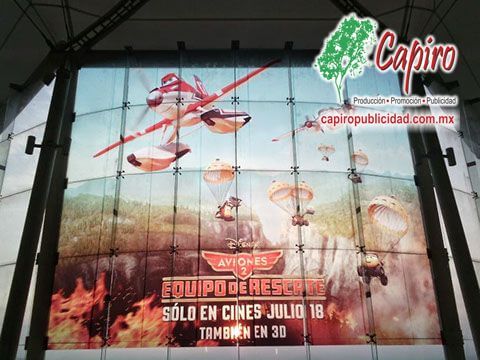 Publicidad centros comerciales aviones disney