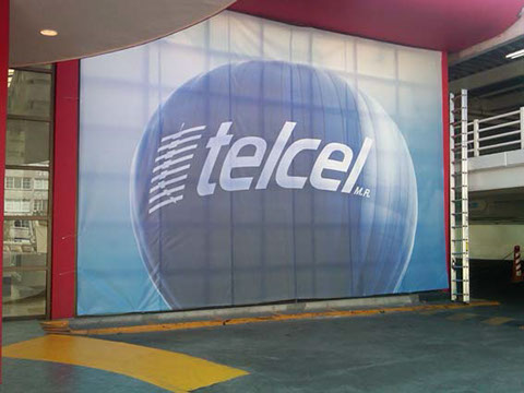 Producción e instalación de material publicitario para Telcel en plazas comerciales y flotilla