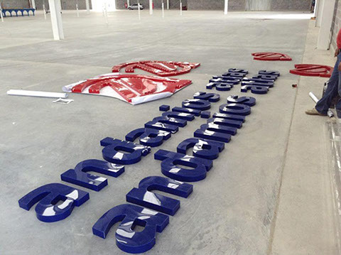 Anuncios luminosos, logos y letras 3D tipo block volumétricas