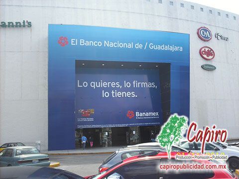 Publicidad en plazas comerciales: cliente Banamex