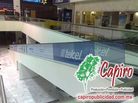 Producción e instalación de material publicitario para Telcel en plazas comerciales y flotilla