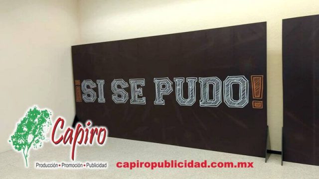 Montaje de bastidores con lona publicitaria