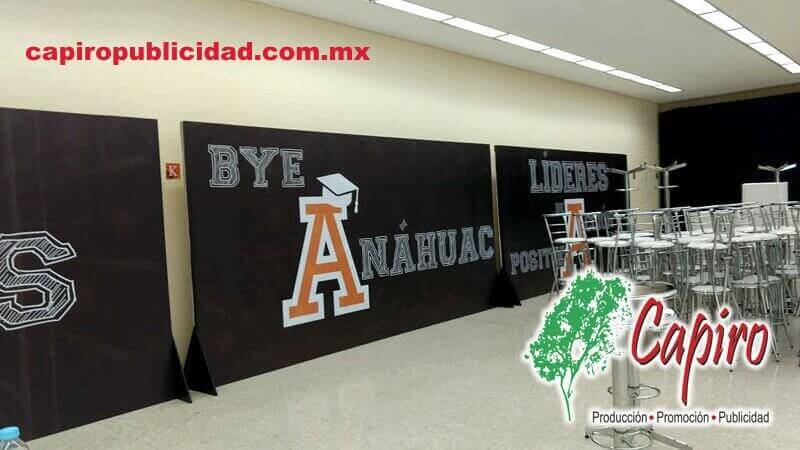 Montaje de bastidores con lona publicitaria