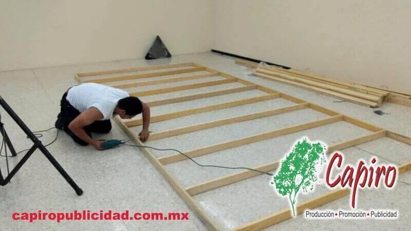 Montaje de bastidores con lona publicitaria