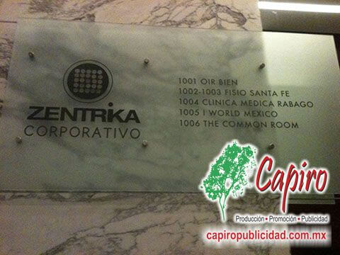 Producción e instalación de material publicitario en centros comerciales para Zentrika. Publicidad a lo grande. Contáctanos.