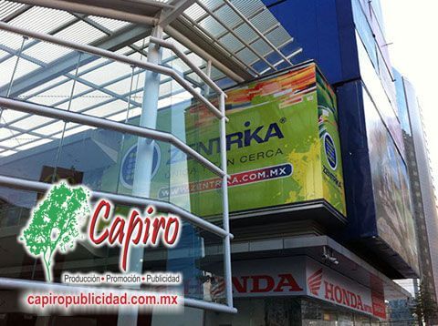 Producción e instalación de material publicitario en centros comerciales para Zentrika. Publicidad a lo grande. Contáctanos.