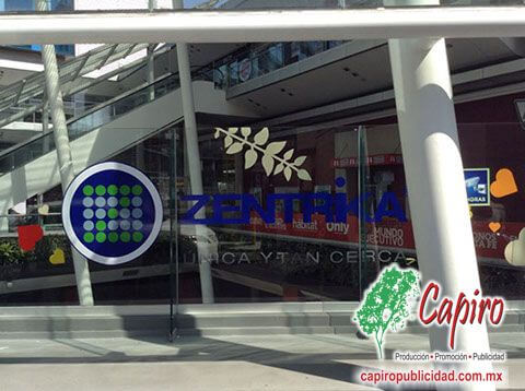 Producción e instalación de material publicitario en centros comerciales para Zentrika. Publicidad a lo grande. Contáctanos.
