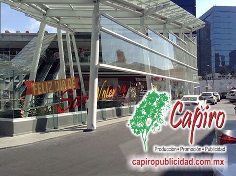Producción e instalación de material publicitario en centros comerciales para Zentrika. Publicidad a lo grande. Contáctanos.